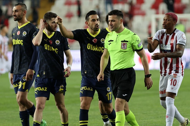 Fenerbahçe soyunma odasında isyan: 3 futbolcu hakeme esti gürledi